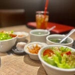 和牛焼肉 LIEBE - サラダ＆ワカメスープ＆キムチ