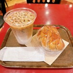 ベーカリー&カフェ Vent Dor Cafe - アイスカフェ・オ・レ　¥460と
パンはハムチーズパン¥250