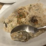 SARU Apero Bistro - 牡蠣が沢山、ベシャメルソースと白菜に絡まって最高に美味しい