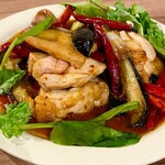 Stir-fried chicken with chili pepper (razuchi)