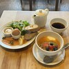 Le Pain Quotidien - 左: スモークサーモンブレックファースト 1,400円 右:グラノーラボウル 980円