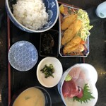 天ぷら 彦まつ - カキフライ又はアジフライ＆刺身定食　　
            　850円