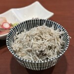 酒肴場 屯 - ご飯には釜揚げしらす