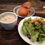 麹町カフェ - セットのサラダ、パン、きのこポタージュ