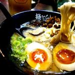 極とんラーメン - 尾道とんこつに、辛子高菜(無料)たっぷりのせ