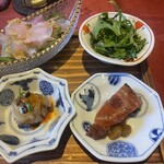 扇子 THE chinois - 前菜　マダイのカルパッチョ・春菊のサラダ・チャーシュー・タコが配膳されました。