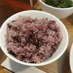 キッチン ブルー グローブ - 黒米大盛りのアップ