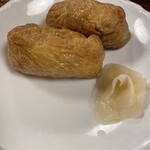 ほうとう不動 河口湖北本店 - おいなりさん@520円  一個あたり250円もする稲荷寿司とは如何なるものか興味本位で注文。黒糖で甘めに煮含められた油揚げに酢飯が押し込められた、美味しいけれどびっくりするほどでもない真面目な一品