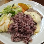 キッチン ブルー グローブ - ご飯、サラダ、お新香を乗せてワンプレート