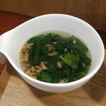 キッチン ブルー グローブ - ほうれん草スープのアップ