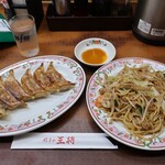 餃子の王将 - 餃子(6個) 275円、焼そば(醤油) 506円