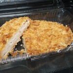 キッチン ブルー グローブ - わらじメンチカツの断面、ペースト状のメンチカツ！