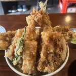 土手の伊勢屋 - ごはん大盛にしないと天ぷら余ってしまいます。