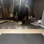 鉄板焼 ステーキ 北野坂 - 鉄板焼きでガーリックライス作成中