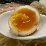 しののめヌードル - 燻製たまご断面