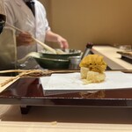 渋谷 天婦羅 ふじもと - 北海道産ホタテ天ぷらバフンウニのせ　と　赤ワイン　ロングリッジ キュヴェリカ