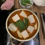 Kizuna - チゲ鍋はお一人様もOK。中に埋もれた豚肉と魚介類入り特性出汁は味いい！！