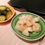 鮨 詠心 - ガリ＆胡瓜漬け。引き立て役も手抜かりなく。