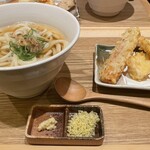切麦や 甚六 - うどんとちくわ天，とり天，たまご天の組合せ