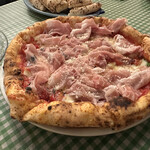 Pizzeria UWOZA - セミドライトマトとプロシュートのマルゲリータ