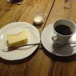茶房 天井棧敷 - 自家製バスク風チーズケーキ、天井桟敷ブレンド