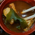 Tomu - ◯味噌汁
                      赤出汁で顆粒の鰹出汁
                      煮てある味わいで普通な感じの濃さと味