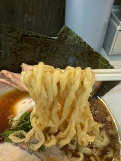 横浜中華そば 維新商店 - モチプルちぢれ麺とスモーキーなチャーシューが絶妙なバランス。