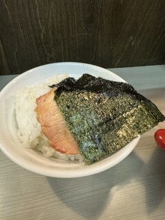 横浜中華そば 維新商店 - 白飯にスープの沁みたチャーシュー&海苔