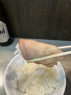 横浜中華そば 維新商店 - スモーキーなチャーシュー巻き白飯