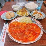 元祖麻婆豆腐 - エビチリソース定食 ¥1,000 + 無料食べ放題(煮卵、サラダ、水餃子)