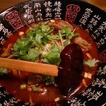 Rakushoku - メニューには載ってない「麻辣牛肉刀削麺」パクチー多めをリクエスト。辛さ普通でも結構辛い！