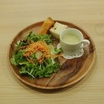 カピートロ - カピートロプレート（自家製パン、サラダ、スープ）