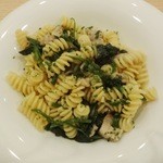 カピートロ - 若鶏もも肉とホウレン草、パルミジャーノとバターのソース フジッリ