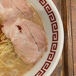 双喜紋 - ラーメン630円（ネギ抜き）左