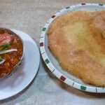 カフェ・ド・天竺 - バトゥラ（揚げパン）＆ひよこ豆カレー