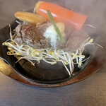 Bifutekiya Uesutan - しばらく待つと、熱々のステーキが目の前に運ばれてきた。 レアで焼かれた肉は、ナイフを入れるとジューシーな肉汁が溢れ出た。