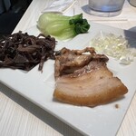 Hongare Chuukasoba Gyorai - 炙り豚バラチャーシュー・きくらげ・チンゲン菜のトッピング