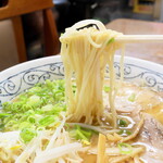 Tsuruya - 麺は、細めのストレート。博多長浜のように硬い茹で加減ではなく、このスープと無理なく調和する
