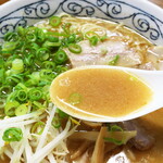 Tsuruya - 豚骨醤油スープ。濃いめの味付けで、食べ応えがある。たっぷりの刻み青ねぎも嬉しい