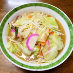 Tsuruya - チャンポン（￥750）。基本の豚骨醤油ラーメンに、野菜炒めを乗せたものかな
