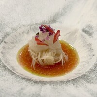 Lito - 冷製の島原素麺と昆布オイルでマリネした白海老
                大葉のオイルで仕上げたソースをかけて