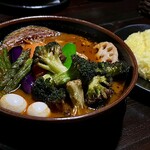 ラマイ 札幌本店 - スープカレー　ポーク（スープ大盛、辛さ3、ライス大盛200g）／トッピング：エナックブロッコリーもりもり盛り（アゲアゲ）