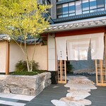 Rakushoin - 工業地帯の一角に突如現れる和のエントランス