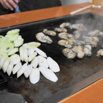 大木屋 - 2013.11 牡蠣の横でネギも焼きます