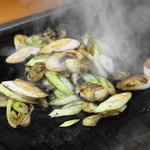 大木屋 - 2013.11 牡蠣とネギを合わせて醤油をかけ回したら完成
