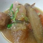 鳥源 - モツ煮込みを取り分けて