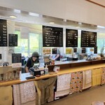 Kimino's CAFE - 広々とした店内はイートインコーナーの厨房スタイル。公園やテラスでいただくこともできます。