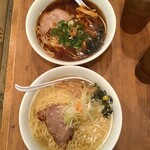 ひるがお - 醤油らーめん(上)と塩らーめん大盛(下)