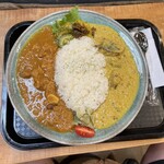 キミノズカフェ - 相方さんは「鱧のグリーンカレー」と「チキンとアーモンドのガーリックカレー」のあいがけ。