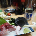 十三屋 - お造り盛合せ ＆ 冷酒